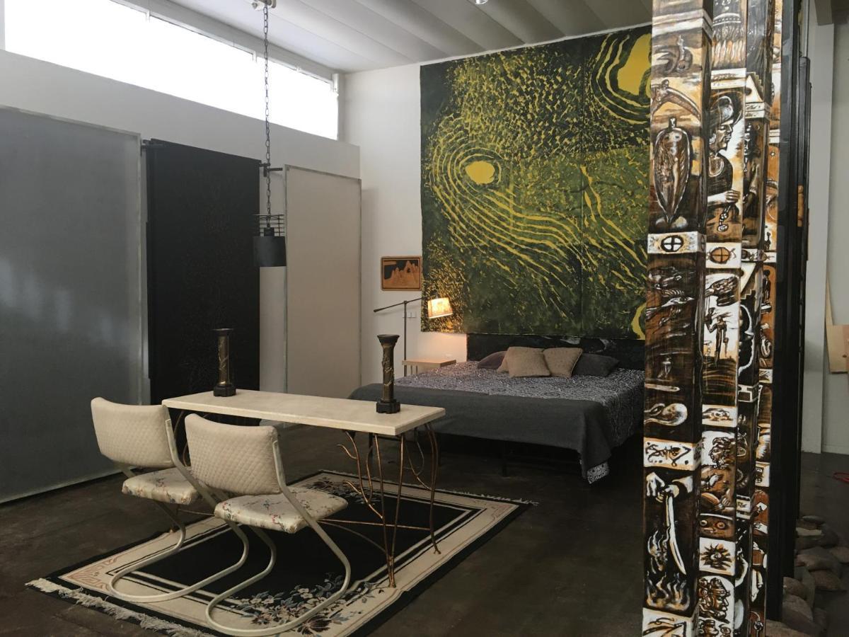 Space Castle: A 1950S Gas Station Transformed Into An Art Themed Wonderland Трут-ор-Консекуэнсес Экстерьер фото