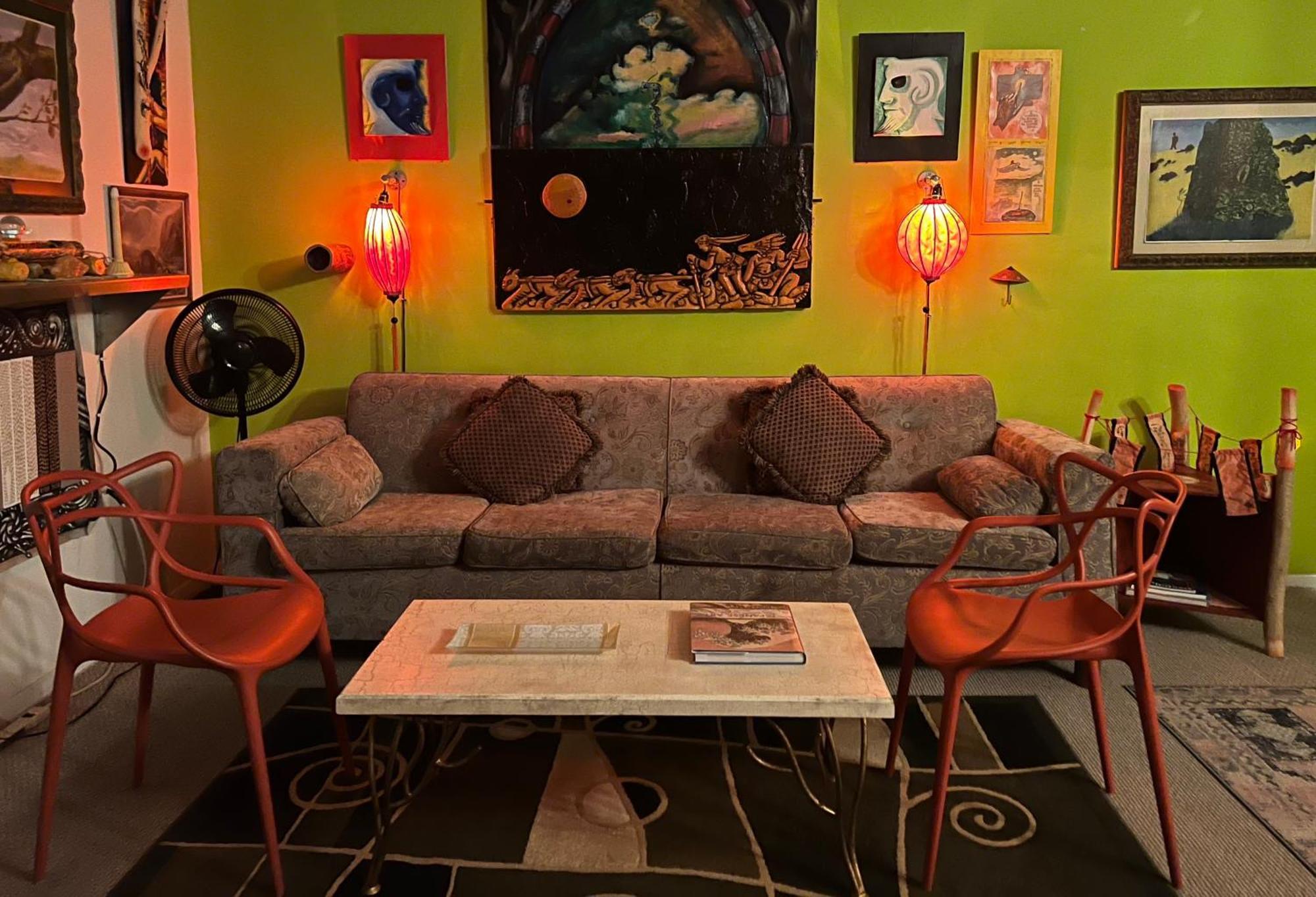 Space Castle: A 1950S Gas Station Transformed Into An Art Themed Wonderland Трут-ор-Консекуэнсес Экстерьер фото